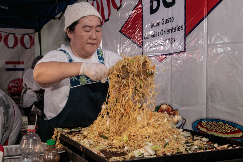 La preparación del Yasisoba. Una de las tantas ofertas gastronómicas del Nihon Matsuri.