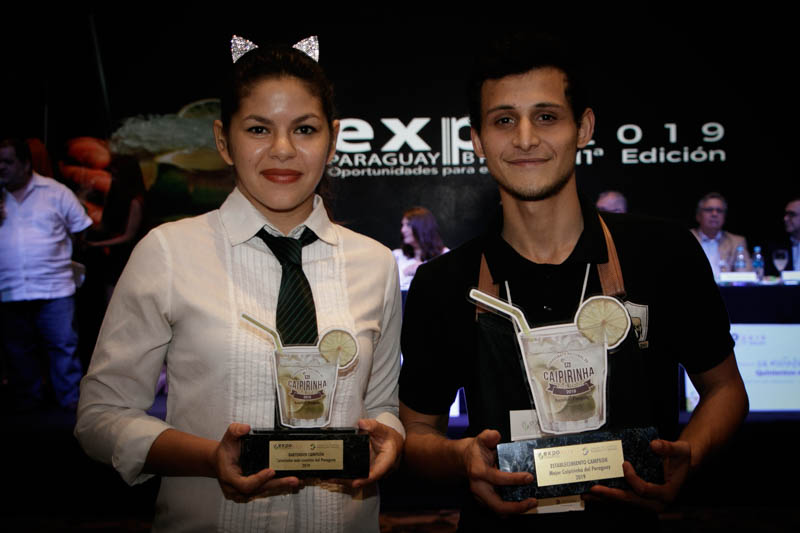 Luz Acuña, de Taj y Enrique Paredes de Lo de Osvaldo posan con los trofeos que obtuvieron como ganadores del campeonato nacional de caipiriña.