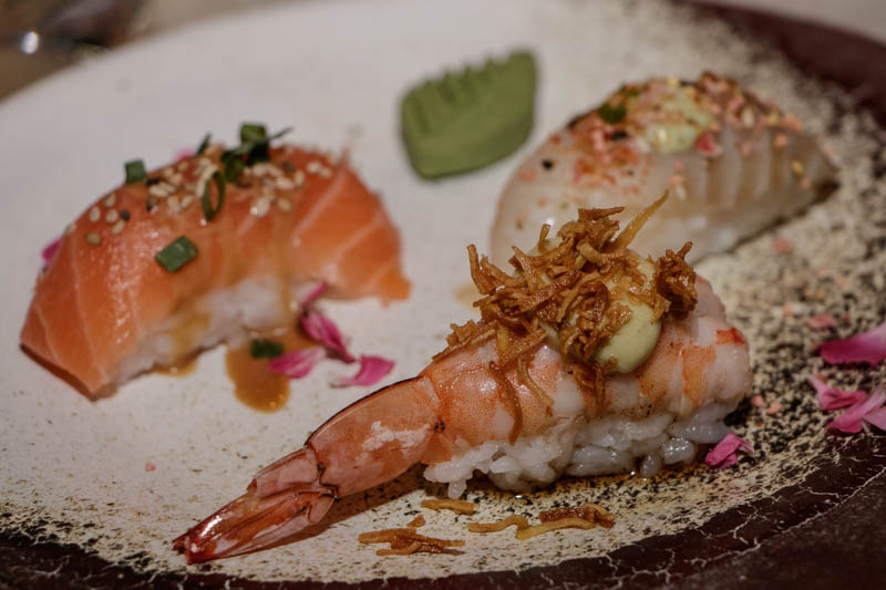 Degustación de nigiris de salmón, langostinis y pesca blanca. También hay degustraciones de geishas.