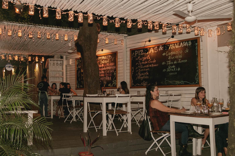 Desde hoy reabren los bares y restaurantes. En la foto de archivo, Mercado Oyenard.