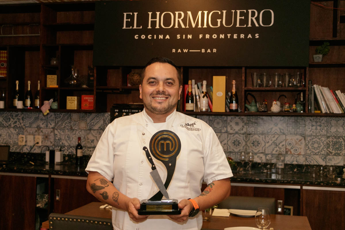 Julián Endara exhibiendo orgulloso su trofeo que lo acredita como Primer MasterChef Profesional del Paraguay. A poco de ganar el concurso lo entrevistamos en su restaurante El Hormiguero.