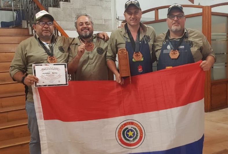 Leyzman Salim, Jimmy Benítez, José Torrijos y Andre Magon, mostrando los trofeos que obtuvieron. Representaran a Paraguay en el mundial del asado en Bélgica.