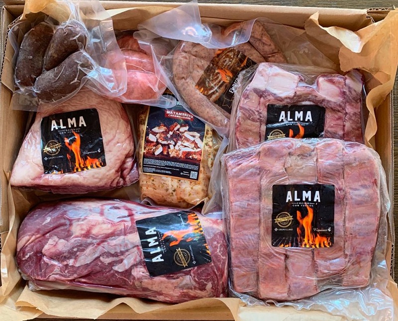 En este kit de asado podemos ver los cortes de Alma (colitas, tapas,bifes), carne madurada 45 días. 