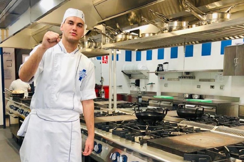 Franco Angenscheidt González en las cocinas del Cordon Bleu, en Lima (Perú) donde estudia cocina. 