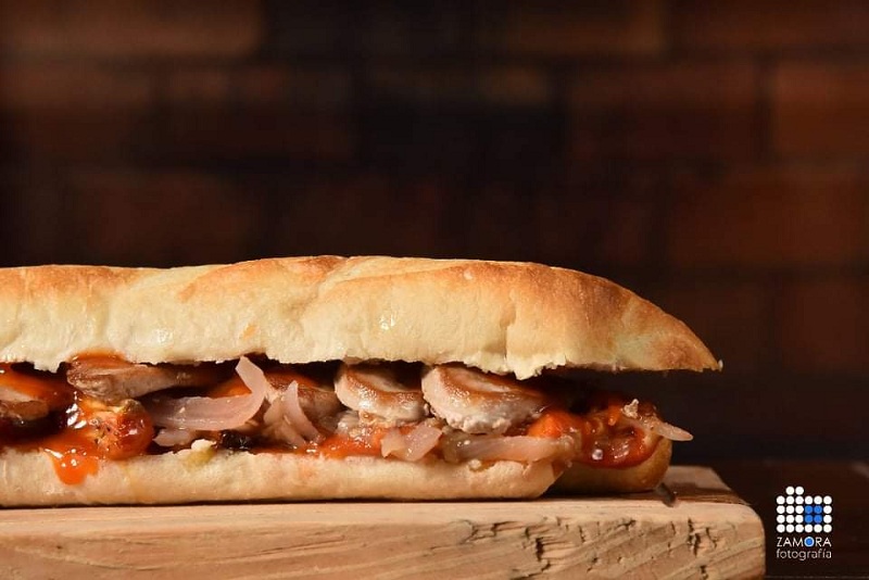 El Cuñado El Catalán, así se llama este sandwich hecho con pan baguette y lomito de cerdo ahumado y adobado a la plancha. Lleva ensalada catalana y salsa Romesco. Precio: 15.000 guaraníes.