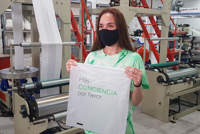 María Nasta exhibiendo una bolsa biodegradable. Atrás parte de las instalaciones de la primera industria que en el país produce dicho material. Un producto que mueve a tener mayor conciencia acerca de la conservación del medio ambiente.
