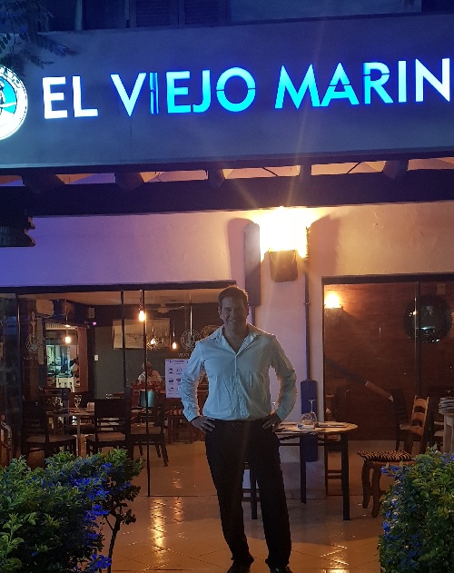 Carlos Marrero, posa frente a su local El Viejo Marino, que hace varias temporadas está fijo en San Bernardino con su oferta de pescados, mariscos y paellas. Esta temporada le agregó la oferta de sushi.
