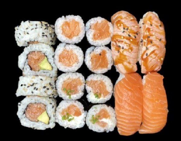 Esta es una caja de salmón en diversas variedades, makis, uramakis y sashimis.