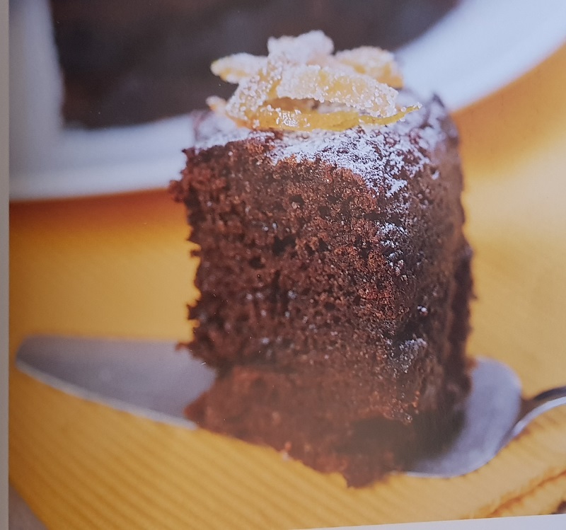 Esta torta hu lleva entre sus ingredientes, jugo de naranja, decorado con azúcar impalpable y ralladura de la citada fruta. (Foto del libro Paraguay Heterei)