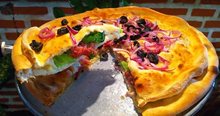 Il Giardinetto. Pizza Ripiena Esagerata: Por dentro: mozzarella italiana, chorizo toscano y brócoli. Por fuera: cebolla morada y aceitunas negras.