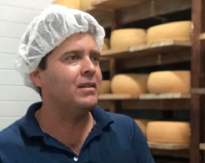 Diego Brítez, 32 años, ingeniero agrónomo, casado, dos hijo, es el fundador de Procole y creador de la ruta del queso. Posa en el interior de la cámara de maduración y almacenamiento. Atrás se pueden ver las ruedas que deben permanecer allí por un minimo de seis meses.