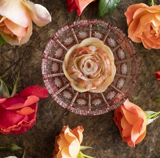 Uno de los platos que presentó en Madrid Fiusion. Se trata de unos langostinos, con pétalos de rosa con fermentación láctica, con una leche de almendras y ruibarbo, y lleva unas gotas de esencia de rosas. 