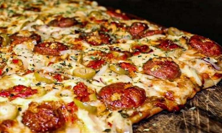 Guggiari Arte+Pizza. Pepperoni y Dady: Pepperoni, cuenta con mozzarella, locoto verde, aceituna y pepperoni Dady, con queso roquefort, apio.