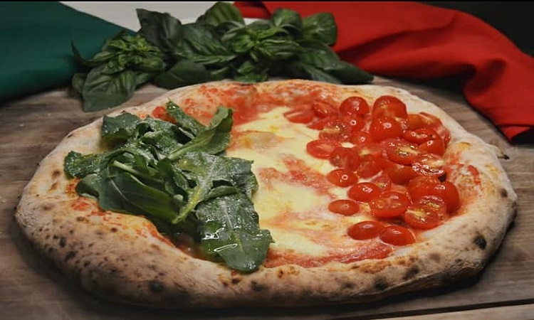 Saggia-Vernaza. Bandera italiana. Masa hecha con masa madre, salsa de tomate, mozzarella di bufala, parmesano, rúcula y tomatitos cherry,