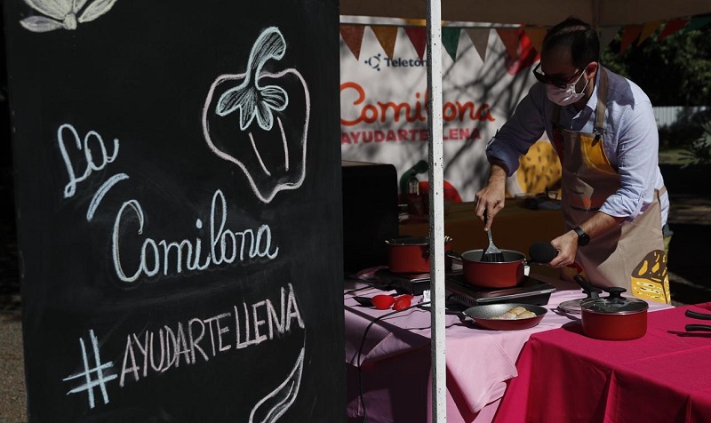 El presentado Toto González ofició también de cocinero en la jornada de La Comilona realizada en Paraguarí.