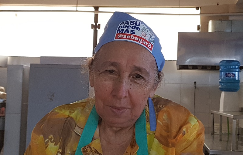 Ella es Gerónima Duarte, una misiones de más de 70 años, quién hace 40 trabaja como cocinera en el Mercado Cuatro. Una de las más antiguas en el lugar.