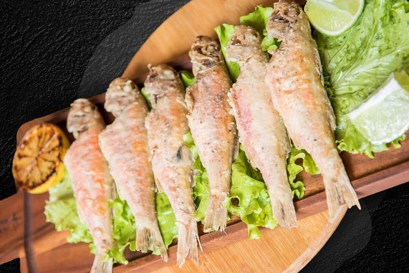Estos son unos salmonetes, pescados de mar que no se encuentran normalmente en la oferta de los restaurantes. Una de las novedades que tiene el Takuare´e Brasas. 