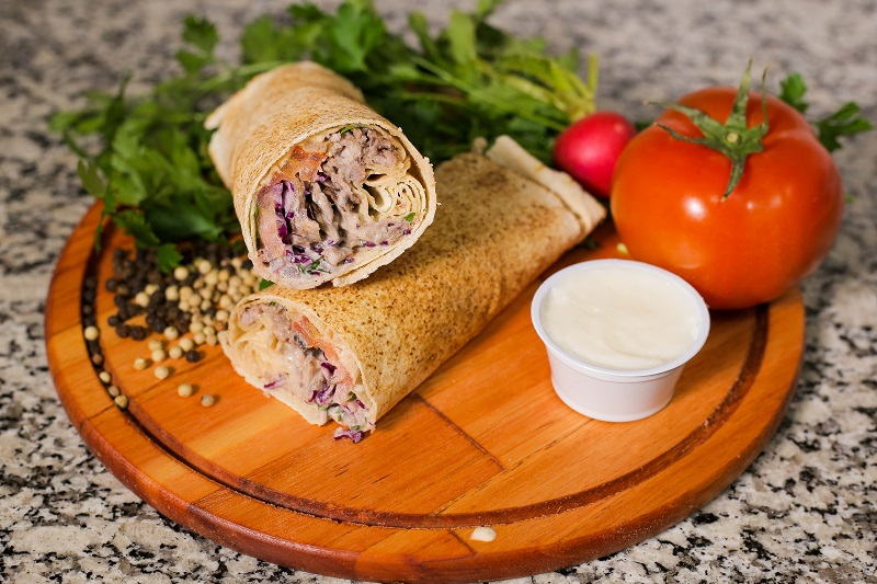 Esto es el shawarma, más conocido como lomito árabe. Hay cuatro versiones de este popular plato originario del Medio Oriente y que se extendió a través del Mediterráneo a muchas partes del mundo.