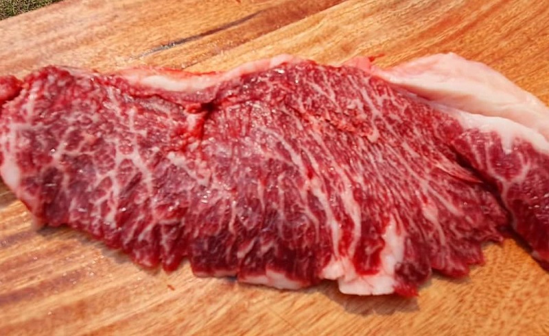Esta es la carne de Wagyu y puede notarse la grasa intramuscular que posee, lo que hace que sea una de las mejores del mundo. En nuestro país el mayor criador de esta raza en Eijiro Hayashi, hermano y cuñado de de los propietarios de Delicias Japonesas.