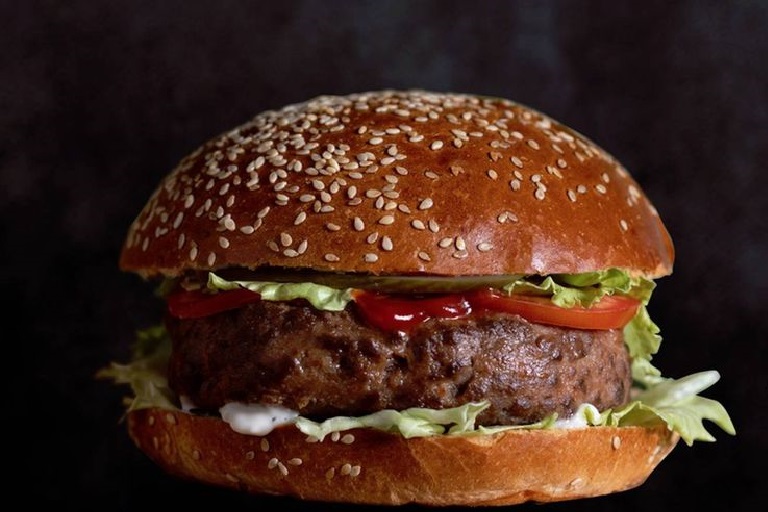 Esta hamburguesa lleva carne producida en laboratorio por una empresa israelí. Dicen que tienen las mismas propiedades organolépticas que la carne tradicional. Para el año que viene pretenden introducirlo al mercado de Estados Unidos para lo cual producirán a escala industrial.