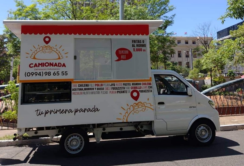 Camionada, conjunción de camión y empanadas. En ese móvil, instalado al costado de la Plaza de la Democracia, tienen una pequeña cocina y recorre el centro de la ciudad vendiendo variedades de empanadas, A 5.000 guaraníes, cada una.