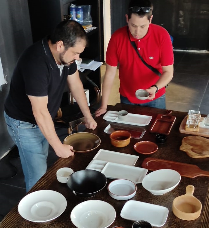 Guillermo y Waldi eligiendo las vajillas que utilizarán en los restaurantes que están proyectando.