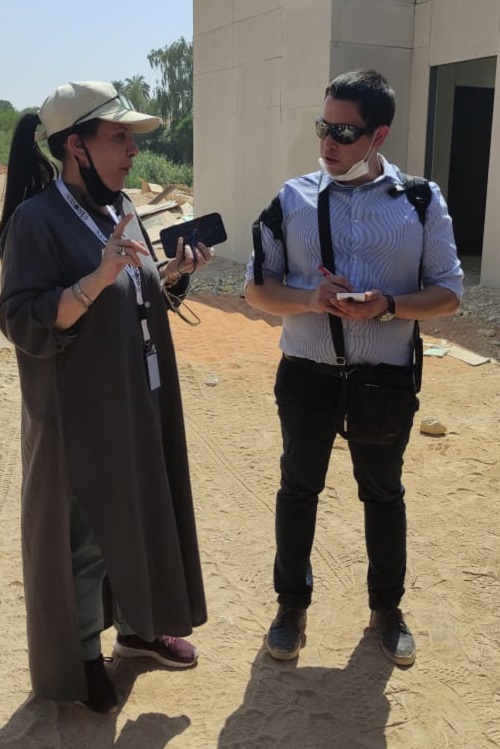 Guillermo Benítez conversando con Madame Siham, la propietaria de la empresa Sihamco que lleva adelante el proyecto The Groves en Riad, Arabia Saudita. 