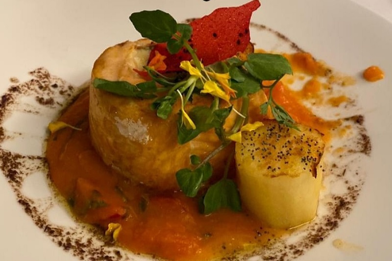 El salmón margarita uno de los platos clásicos de San Pietro Restaurante que reabrió sus puertas tras un año y medio.
