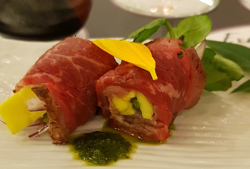 Tataki elaborado a base de roof beef de Wagyu y puede notarse el veteado blanco en medio de la carne roja, la grasa intramuscular que da tanto sabor a esa carne.