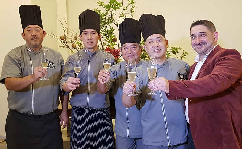 De izquierda a derecha los chefs Shunsuke Oda, Ahikiero Oda, Miguel Obara y Gustavo Miura, junto al especialista en vinos, Ricardo Fazzio.