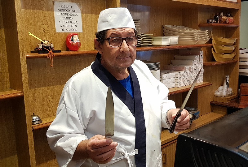 Diosnel Miranda, hace 21 años viene desempeñándose como sushiman del restaurante Sukiyaki. Fue el primer paraguayo en espeializarse en esa modalidad de la cocina.