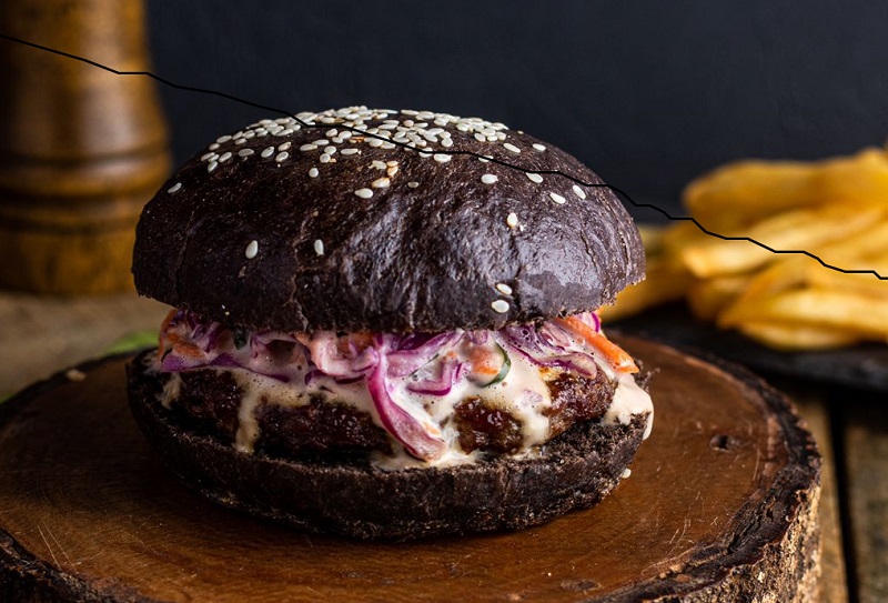 Una hamburguesa se llama Cambá Cordero. Elaborada a base de carne de cordero humedecida con ensalada coleslow en pan negro. El bistró tiene un menú ejecutivo para el mediodía y platos a la carta para la noche.
