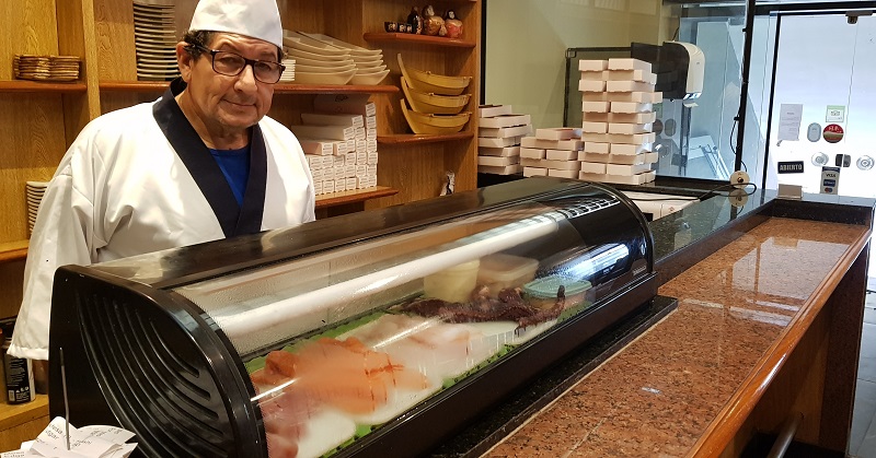 Se puede ver la mesada de mármol de la estación de sushi del Sukiyaki. Diosnel fue el que instaló ese granito hace 21 años sin pensar que iba a ser el inicio de su carrera como sushiman.