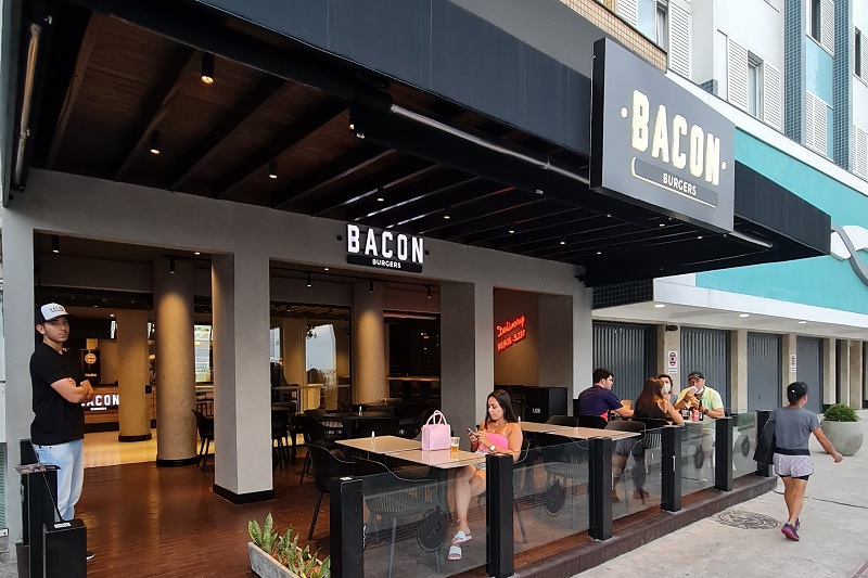 El local de Bacon Burgers sobre la avenida Atlántica, frente al mar en Camboriú, Brasil. La sucursal de la empresa paraguaya se habilitó el pasado 1 de enero.