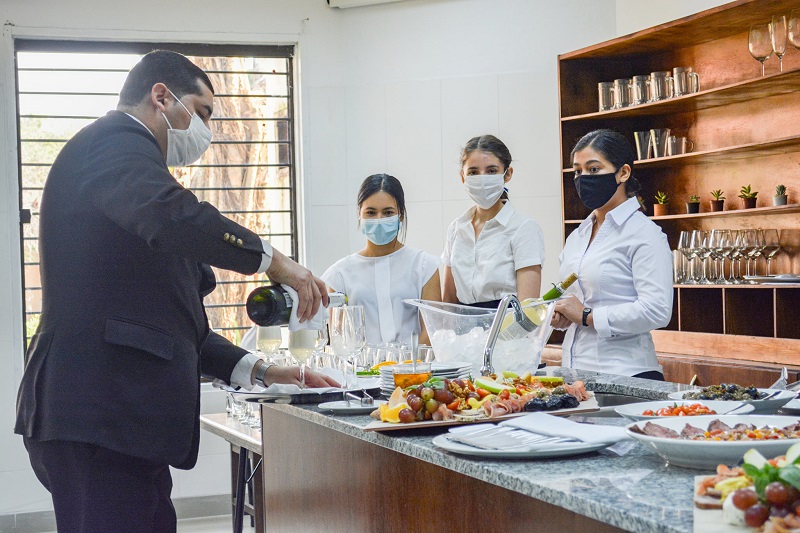 La foto corresponde al laboratorio de Hotelería y Gastronomía habilitada el año pasado en la carrera Gestión de la Hospitalidad. Se usa para práctica de los estudiantes.