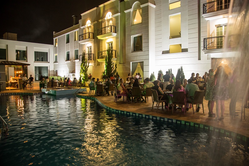 Parte exterior del restaurante junto a la piscina del hotel. Así lucía en la noche de la inauguración, el viernes pasado.