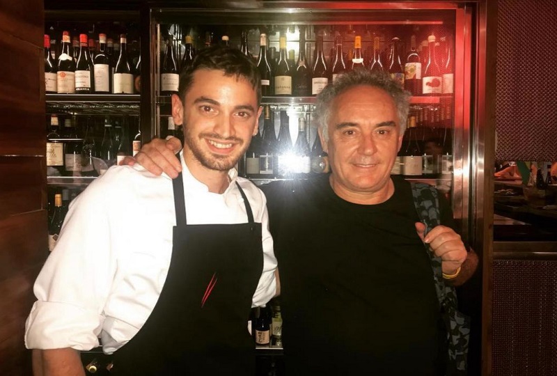 Ez Estragó junto al chef español, Ferran Adrià. Durante su estancia en España tuvo oportunidad de cocinar para varias figuras rutilantes de la gastronomía internacional. 