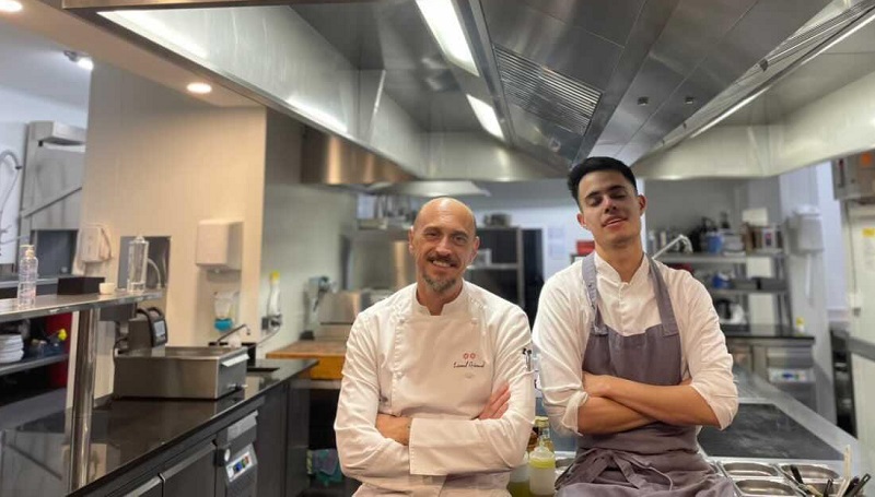 Fabrizio posa aquí junto a su jefe Lionel Giraud, chef propietario del Maison Saint Crescent, un restaurante con dos estrellas Michelin, ubicado en la ciudad de Narbona, al sur de Francia.