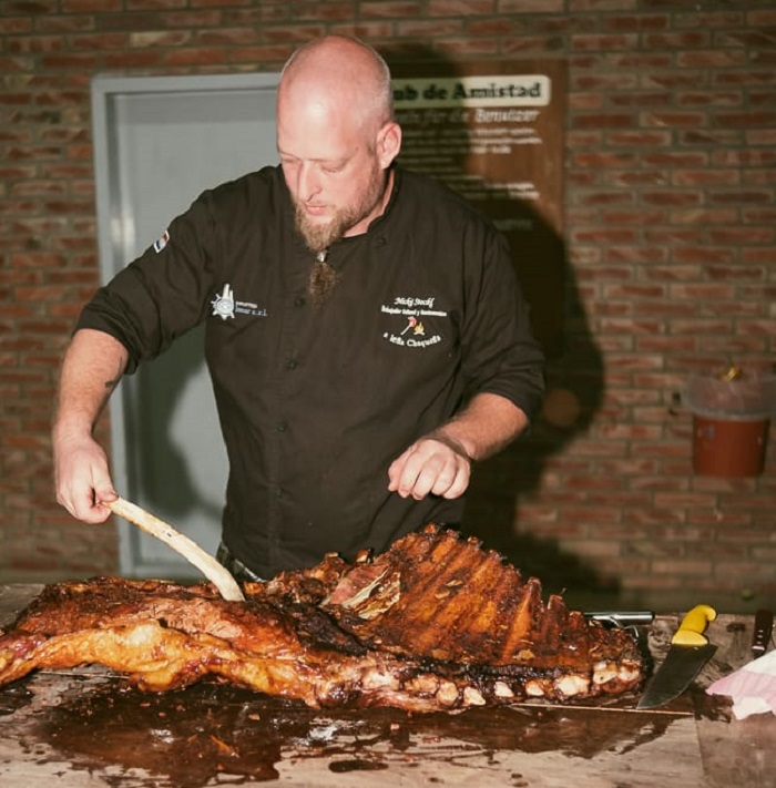 Nicky Stockl, es un mennonita de Loma Plata que se dedica al catering de asado.. Recibió el certificado de marca país que lo acredita como embajador gastronómico. 