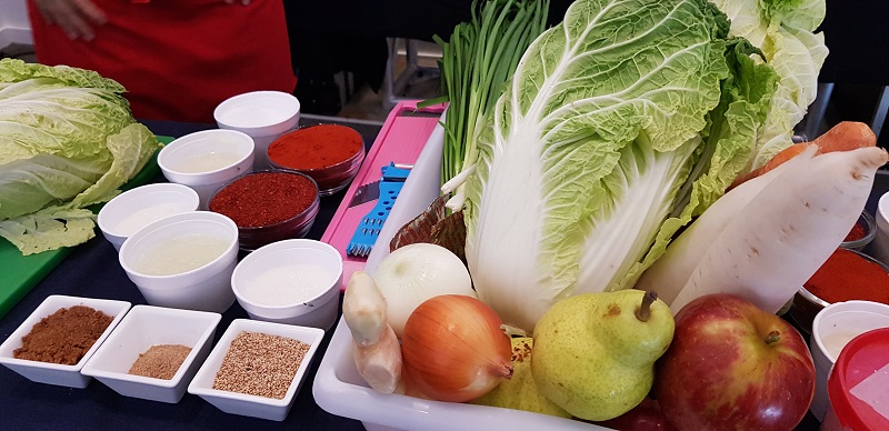 En la foto aparecen todos los ingredientes para la preparación del kimchi. Todos esos productos se pueden encontrar localmente y su preparación no tiene complicaciones.