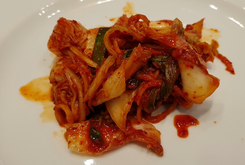 Kimchi, el plato más tradicional de la cocina coreana. Elaborada a base de verduras fermentadas, cuyo ingrediente principal es el repollo oriental.