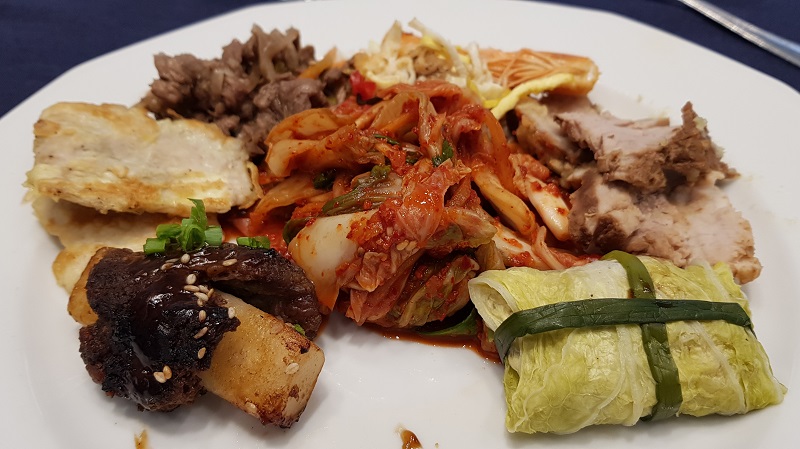 Aquí el kimchi se ve rodeado con otros platos tradicionales de la gastronomía de Corea.