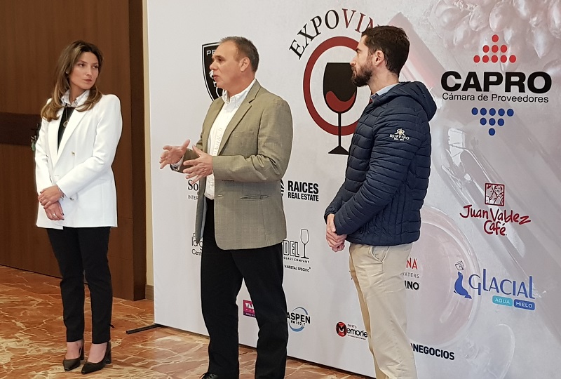 Fiorella Ferrari, representante de Peugeot, Rodrigo Rivarola y Christian Kennedy directivos de la CAPRO durante la presentación oficial de la Expo Vino, ocurrida hoy en el Centro de Eventos del Paseo la Galería.