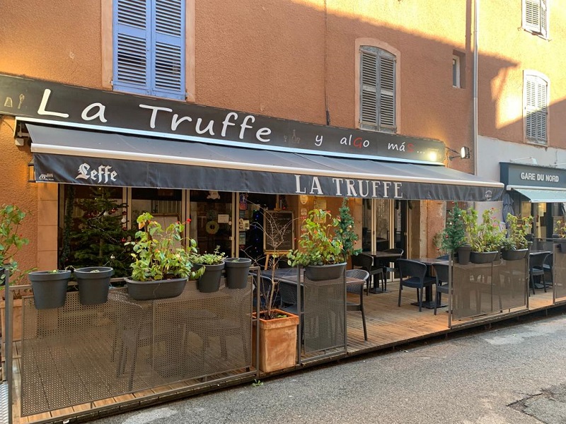 Fachada del restaurante La Truffe, que está en el pueblo de Aups, una de las capitales de la producción "del diamante negro de la cocina".