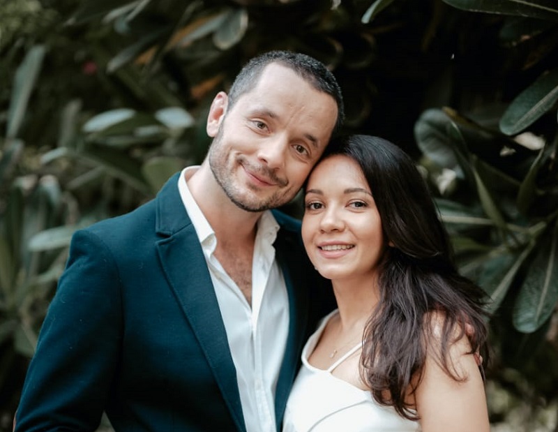 Liz (33) y Florián (35) se casaron en el metaverso el 19 de mayo, desde Dubai. Ya estaban unidos civilmente, desde 2019. Pero como ni parientes amigos pudieron estar presente en esa oportunidad, ahora hicieron una ceremonia donde reunieron a todos en la realidad virtual. 