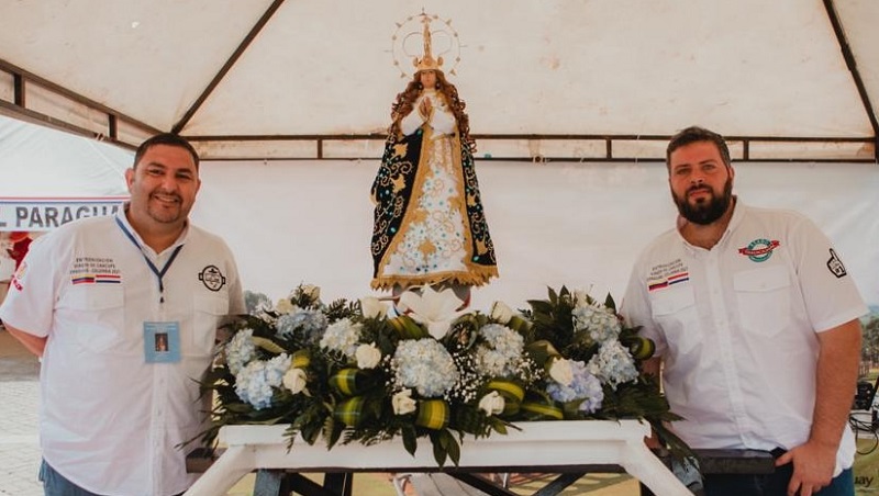 En el 2021, Luchef y Yegros estuvieron en Colombia para la entronización de la Virgen de Caacupé, en la Catedral de la Sal. Fotos gentileza.