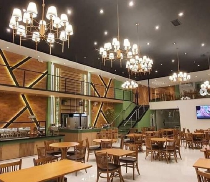 La foto muestra el salón principal destinado a los servicios de restaurante churrasquería. En la segunda planta está el salón VIP. 