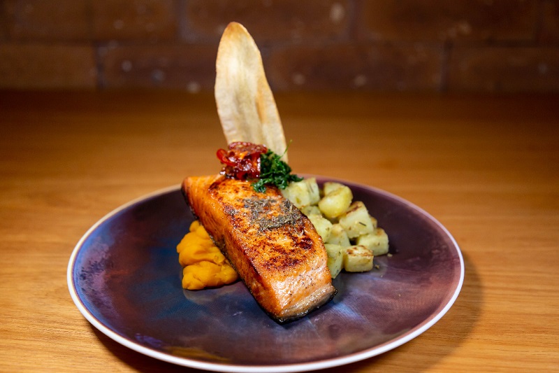El espeto corrido de la churrasquería es uno de los fuertes del local pero el menú a la carta cuenta con opciones como el salmón como parte de su menú saludable. 