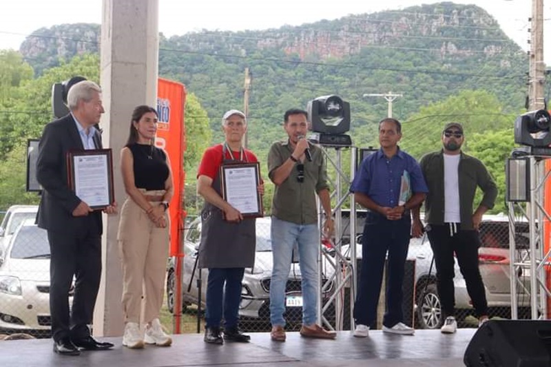 Estuvieron presentes los embajadores de Uruguay y México quienes fueron declarados Visitante y Huésped Ilustres de la ciudad de Paraguarí.